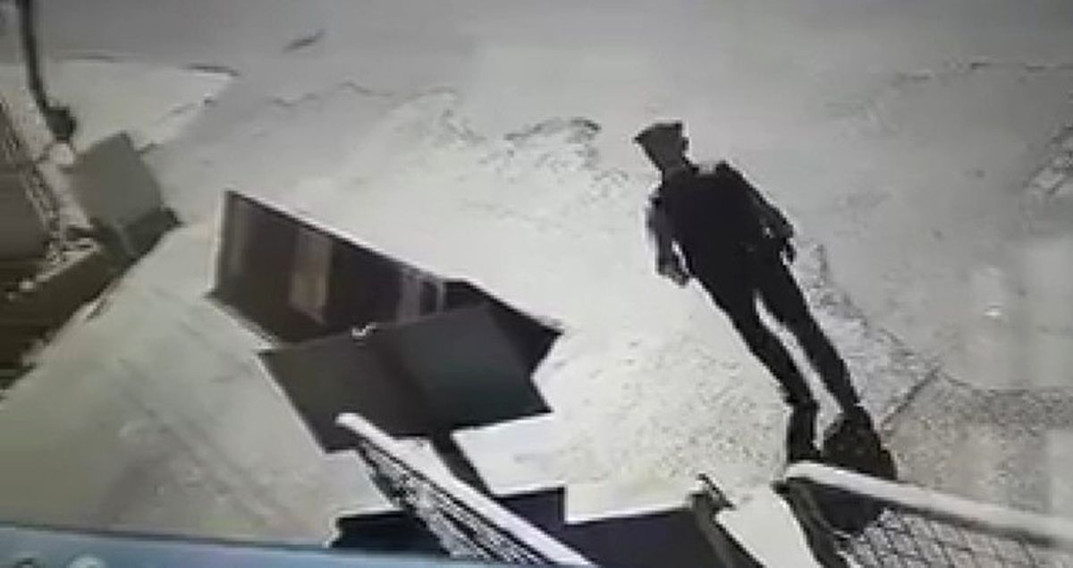 Diyarbakır'dan Bayrama Yakışan Görüntü! Geçerken Bayrağı Öptü, Alnına Koydu