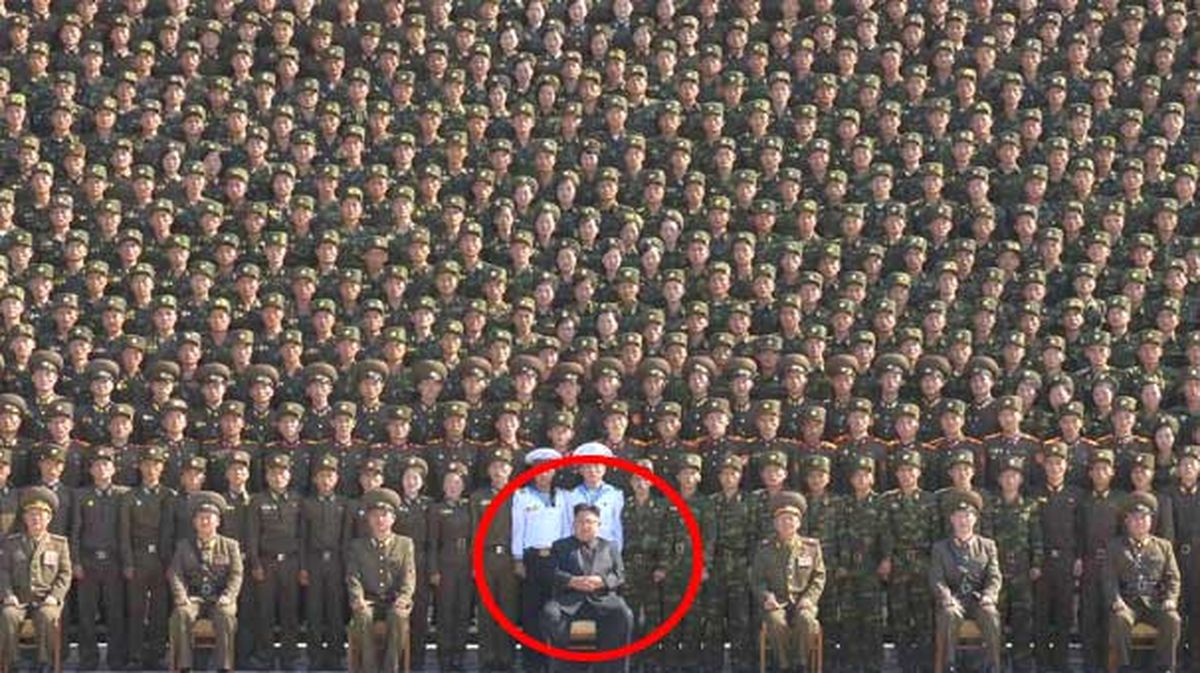 Kim Jong-un'dan Dünyaya Yeni Tehdit! Yüzlerce Askerin Önünde Böyle Poz Verdi