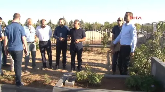 Diyarbakır'daki Stk'lardan Tahir Elçi'nin Kabrine Bayram Ziyareti Diyarbakır'daki Stk'lardan Tahir Elçi'nin Kabrine Bayram Ziyareti