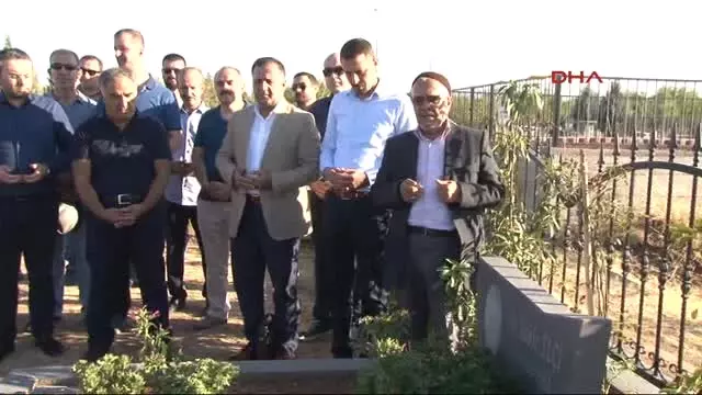Diyarbakır'daki Stk'lardan Tahir Elçi'nin Kabrine Bayram Ziyareti Diyarbakır'daki Stk'lardan Tahir Elçi'nin Kabrine Bayram Ziyareti