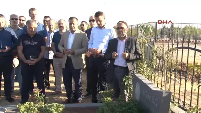 Diyarbakır'daki Stk'lardan Tahir Elçi'nin Kabrine Bayram Ziyareti Diyarbakır'daki Stk'lardan Tahir Elçi'nin Kabrine Bayram Ziyareti