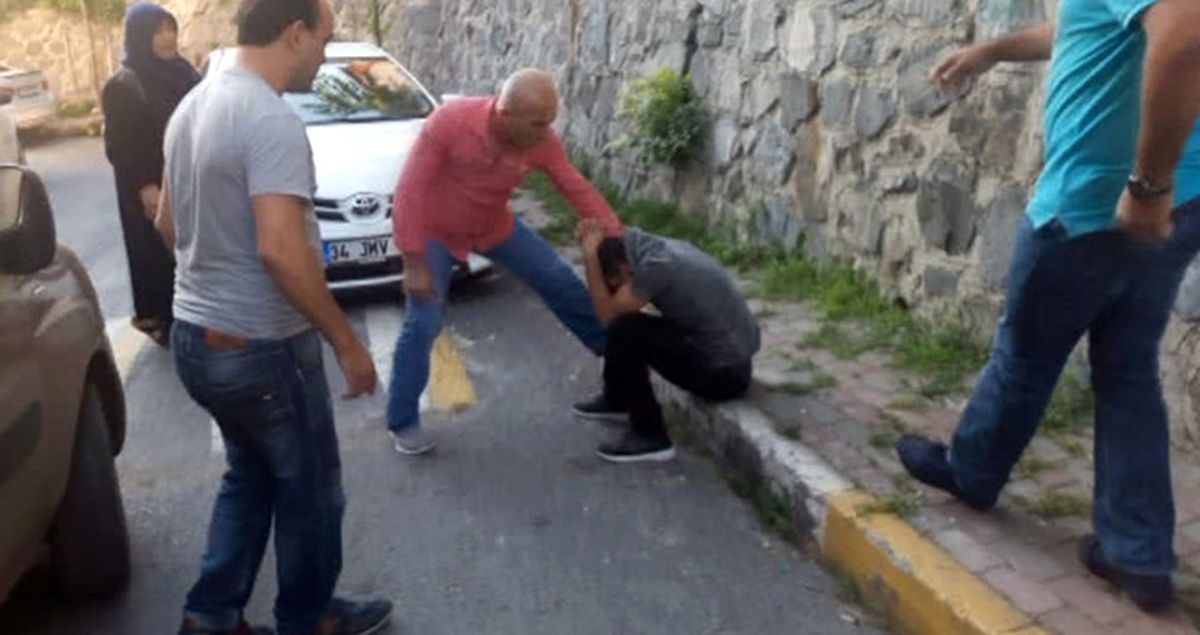 Kapkaççıyı Yakalayan Sürücüler, Meydan Dayağı Atıp Polise Teslim Etti