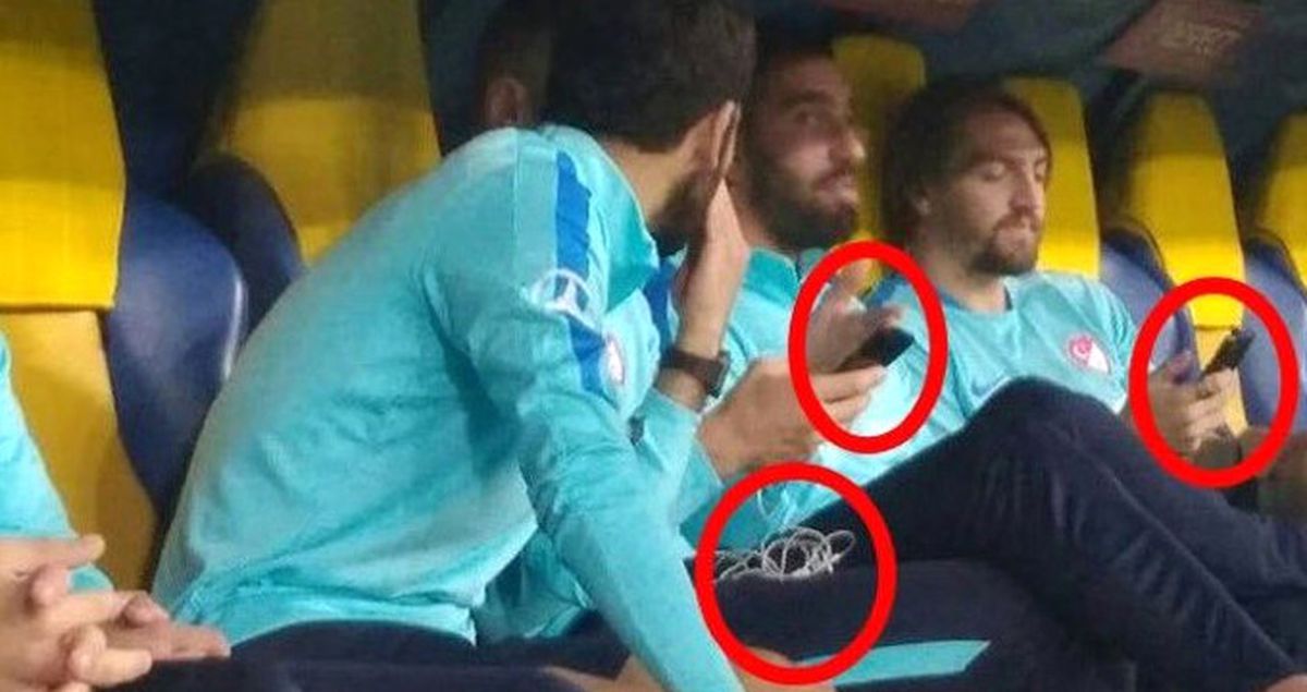 Milli Takım Futbolcuları, Yedek Kulübesinde Telefonla Oynadı