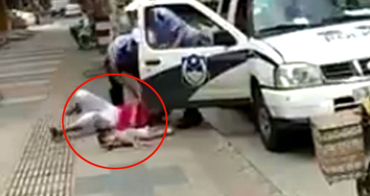Polis, Genç Kadını Kucağındaki Bebeğiyle Birlikte Yere Fırlattı