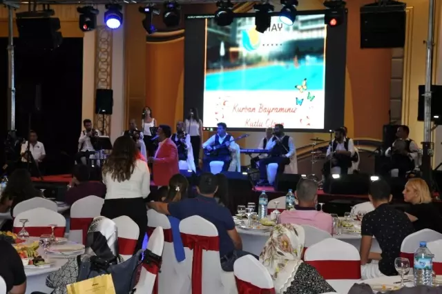Sandıklı'da Bayramda Ünlü Sanatçı Bülent Serttaş Rüzgarı Esti