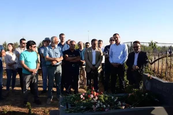 Stk'lardan Tahir Elçi'nin Kabrine Bayram Ziyareti Stk'lardan Tahir Elçi'nin Kabrine Bayram Ziyareti