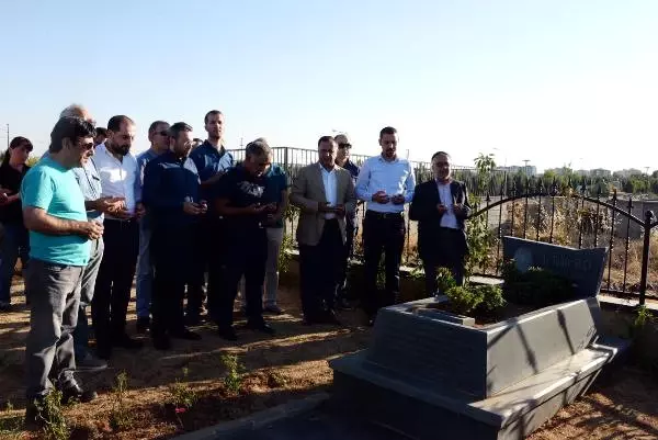 Stk'lardan Tahir Elçi'nin Kabrine Bayram Ziyareti Stk'lardan Tahir Elçi'nin Kabrine Bayram Ziyareti