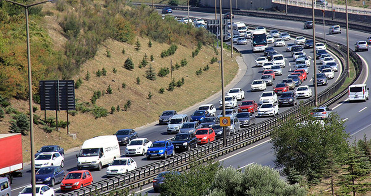 Tatilciler Dönüş Yolunda, Bu Güzergahlara Dikkat! TEM'de Trafik Durma Noktasına Geldi