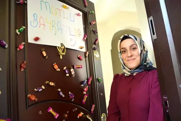 Çocuklar İçin Evinin Kapısını Şekerliğe Çevirdi