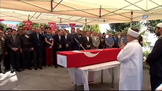 Hakkari Şehidinin Cenazesine Katılan Erdoğan, Acılı Anneyi Teselli Etti