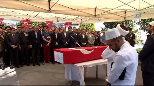 Hakkari Şehidinin Cenazesine Katılan Erdoğan, Acılı Anneyi Teselli Etti