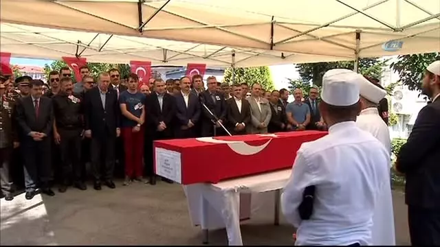 Hakkari Şehidinin Cenazesine Katılan Erdoğan, Acılı Anneyi Teselli Etti