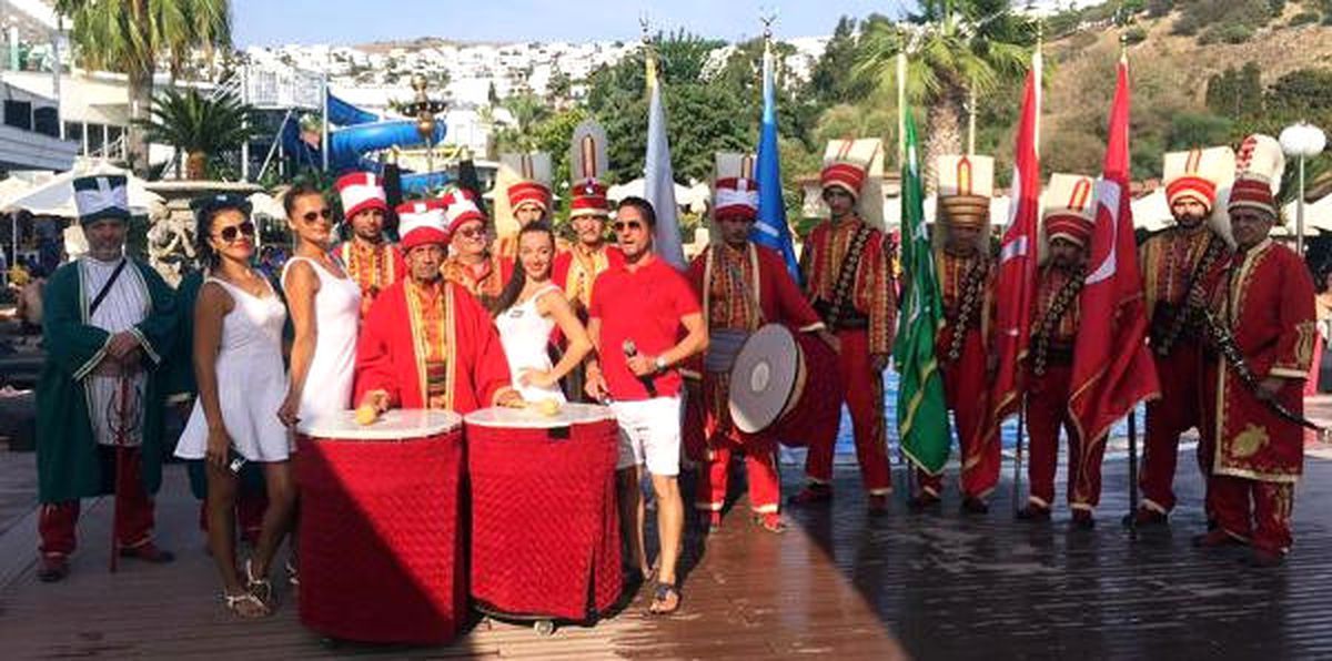 Havuz Başında Mehter Takımlı Doğum Günü Kutlaması