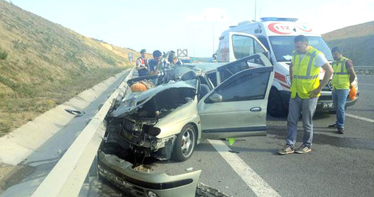 İstanbul'da Feci Kaza: 1 Kişi Otomobilde Sıkışarak Can Verdi, 6 Kişi Yaralandı