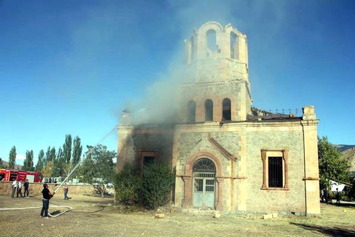 Erzurum'daki Tarihi Rus Kilisesinde, Tinercilerin Ateş Yakması Nedeniyle Yangın Çıktı