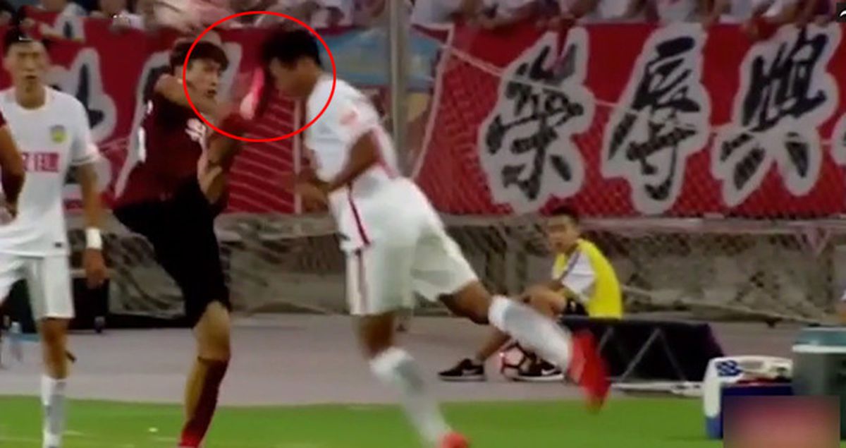 Çinli Chen Tang, Rakibinin Kafasına Tekme Attı, Sadece Sarı Kart Gördü