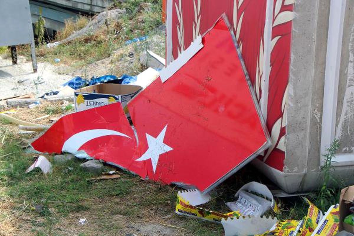 Tepki Çeken Görüntü! Samsun'da Türk Bayrağını Çöpe Attılar
