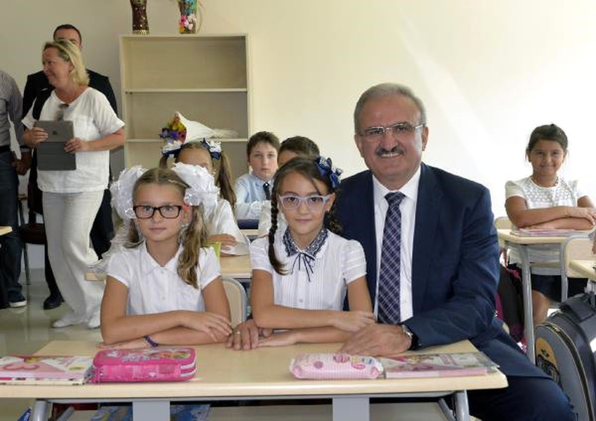 Antalya'da Rus Okulunun İlk Ders Zilini Vali Çaldı