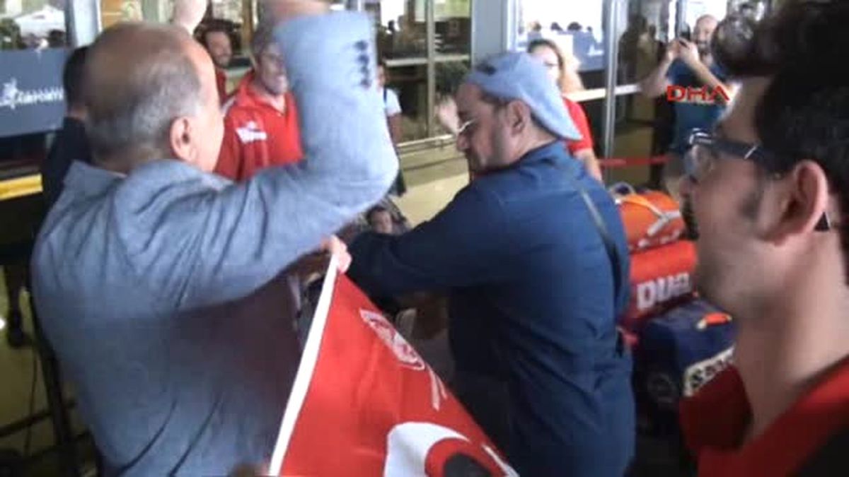 Bursa Manş Denizi'ni Yüzenlere Havalimanında Mehterli Karşılama
