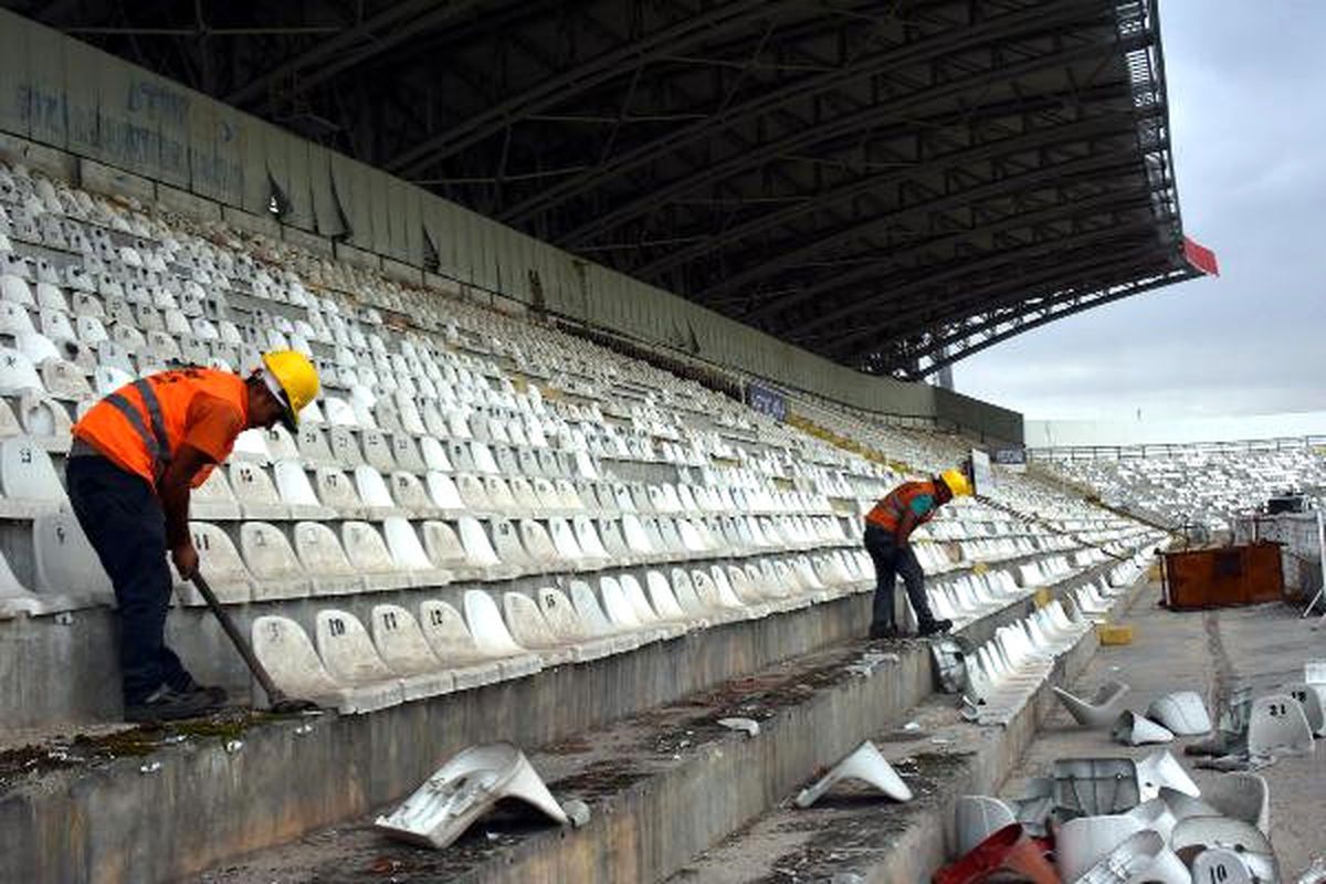 Eski 4 Eylül Stadyumu'nun Yıkımına Başlandı