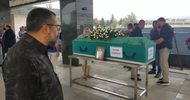 Duayen Gazeteci Doğan Yurdakul'un Cenazesine Soner Yalçın'ın Bakışı Damga Vurdu