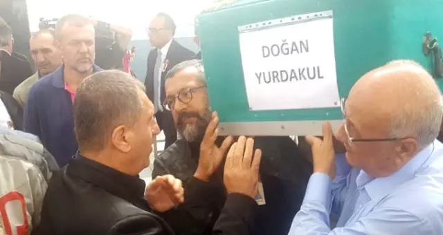 Duayen Gazeteci Doğan Yurdakul'un Cenazesine Soner Yalçın'ın Bakışı Damga Vurdu