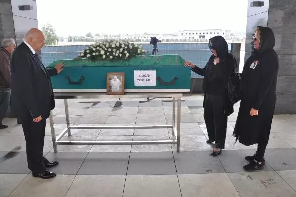 Duayen Gazeteci Doğan Yurdakul'un Cenazesine Soner Yalçın'ın Bakışı Damga Vurdu