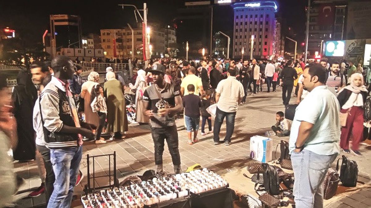 İşportacılar Taksim'de Tezgah Açmaya Başladı