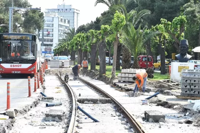 Konak Tramvayında Sıra Halkapınar Geçişinde