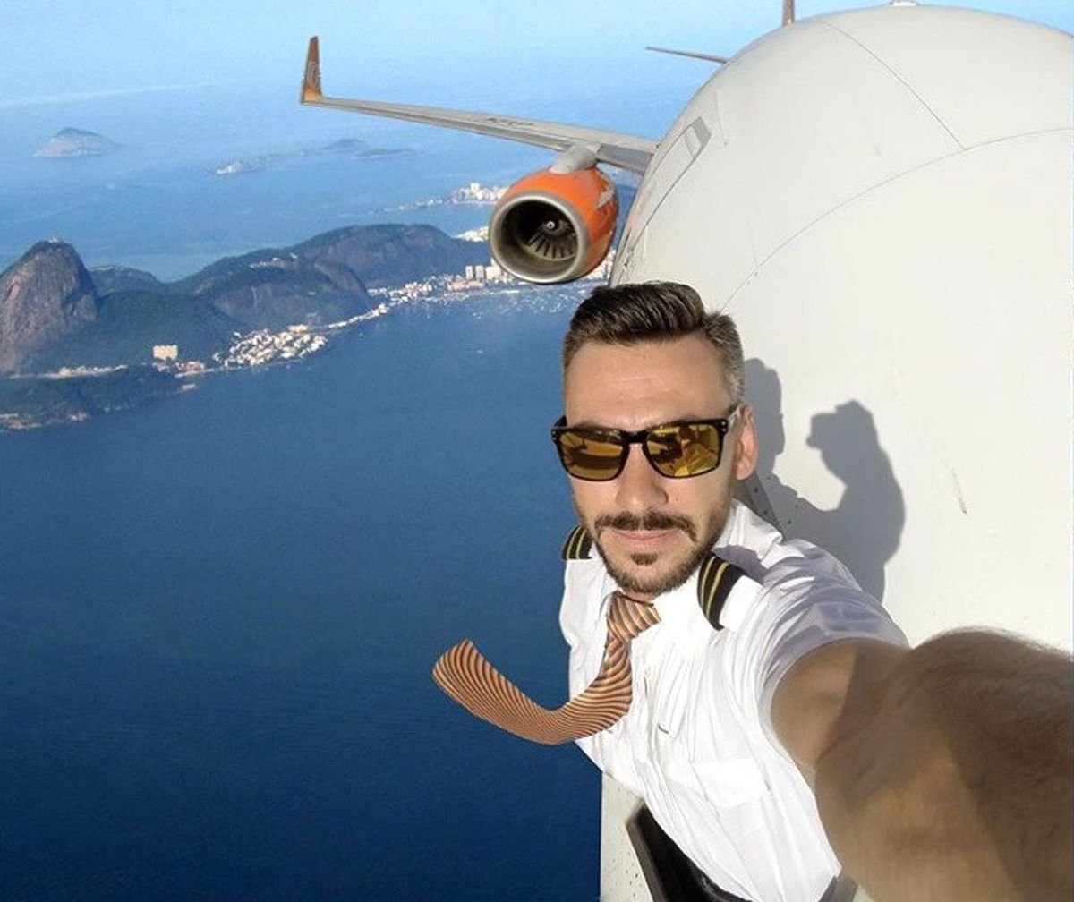 Pilot Uçağın Penceresinden Sarktığı Fotoğrafı Paylaştı, İnsanlar Ayağa Kalktı