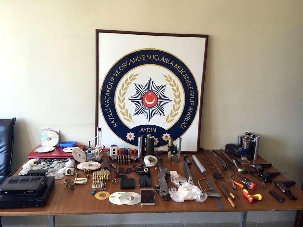 Aydın'da Polisin Baskın Yaptığı Evden, Cephanelik Çıktı