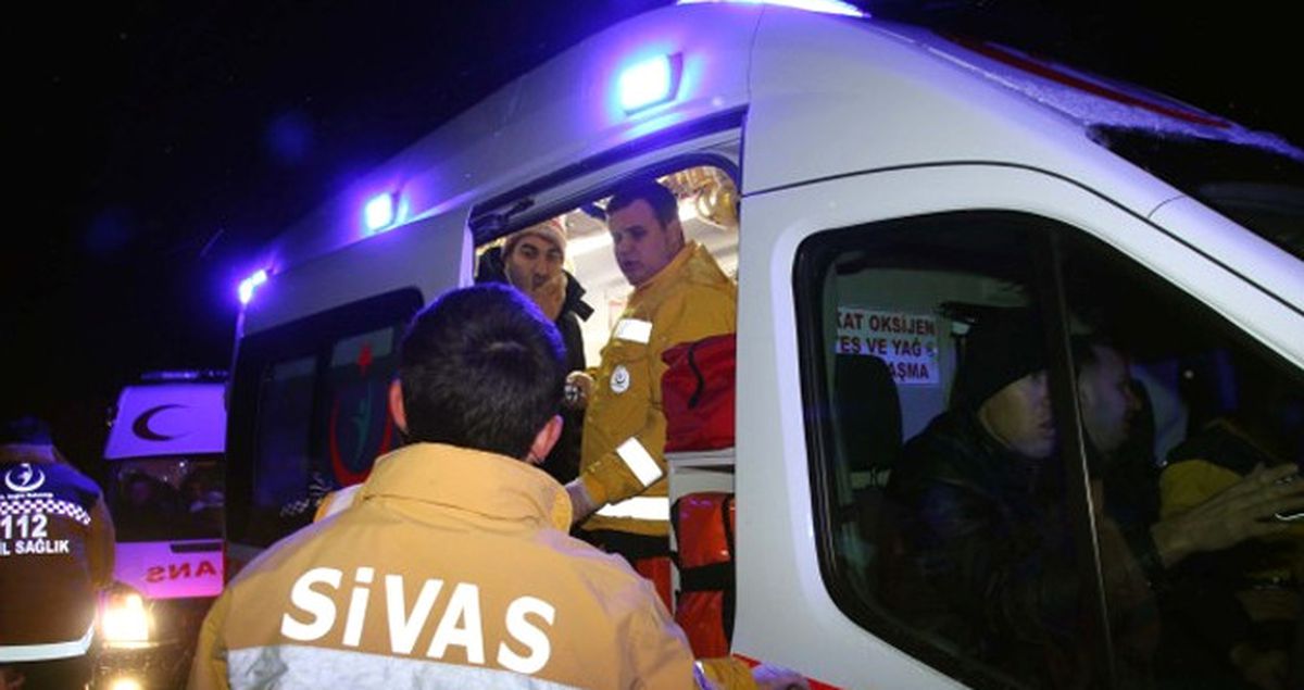 Sivas'ta Yolcu Otobüsü ile Otomobil Çarpıştı: 1 Ölü, 17 Yaralı