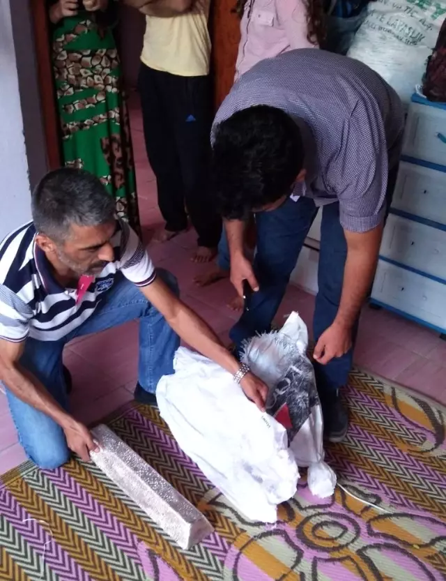 Yola Düşen Külçe Altını Alıp Evine Götüren Suriyeli, Gözaltına Alındı Yola Düşen Külçe Altını Alıp Evine Götüren Suriyeli, Gözaltına Alındı