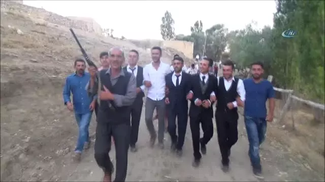 Ağrı'da 'Şah Bezeme' Geleneği Yüz Yıllardır Devam Ediyor Ağrı'da 'Şah Bezeme' Geleneği Yüz Yıllardır Devam Ediyor