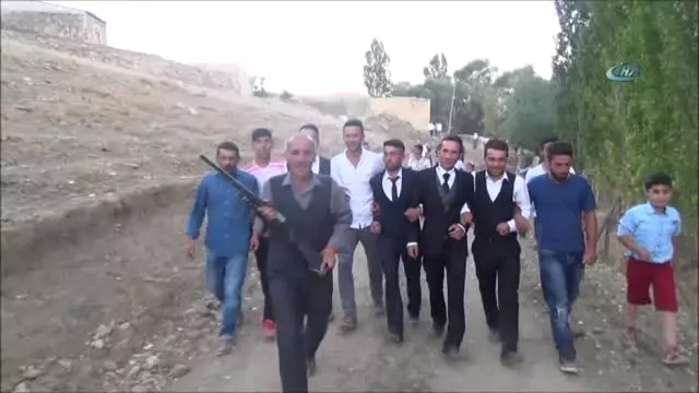 Ağrı'da 'Şah Bezeme' Geleneği Yüz Yıllardır Devam Ediyor Ağrı'da 'Şah Bezeme' Geleneği Yüz Yıllardır Devam Ediyor