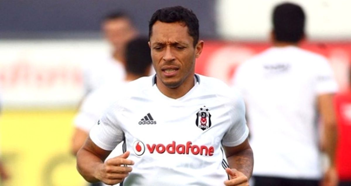 Beşiktaş'ta Adriano, Sakatlığı Nedeniyle Son İdmana Katılmadı