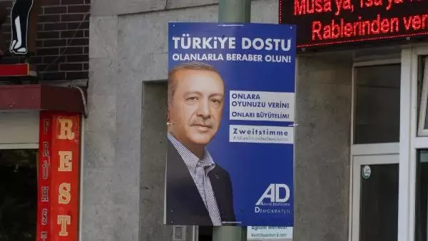Erdoğan’ın Oy Çağrısı, Almanya’da Seçim Afişlerinde Yer Aldı