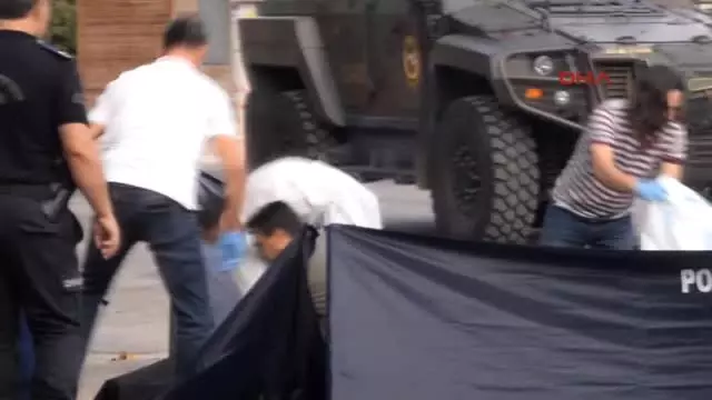 Mersin'de Polis Merkezine Saldırmak İsterken Öldürülen Teröristten 5 Kilo Bomba Çıktı Mersin'de Polis Merkezine Saldırmak İsterken Öldürülen Teröristten 5 Kilo Bomba Çıktı