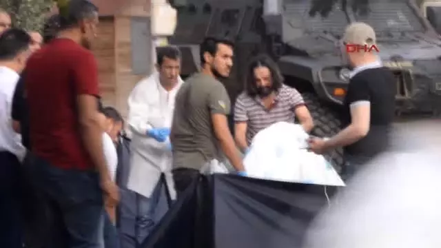 Mersin'de Polis Merkezine Saldırmak İsterken Öldürülen Teröristten 5 Kilo Bomba Çıktı Mersin'de Polis Merkezine Saldırmak İsterken Öldürülen Teröristten 5 Kilo Bomba Çıktı