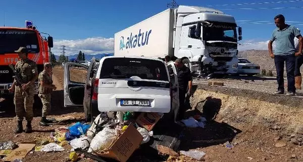 Tır ile Hafif Ticari Araç Çarpıştı: 2 Ölü