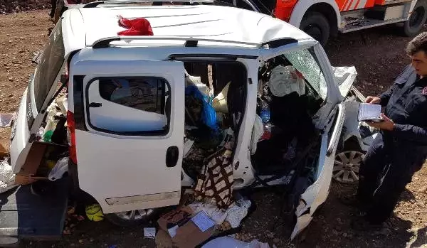 Tır ile Hafif Ticari Araç Çarpıştı: 2 Ölü