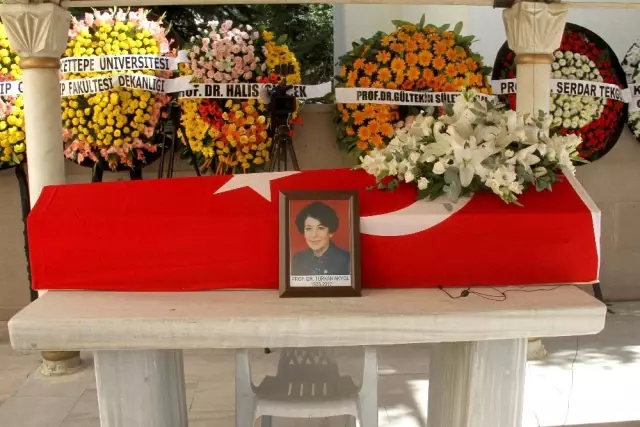 Türkiye'nin İlk Kadın Bakanı Türkan Akyol Son Yolculuğuna Uğurlandı