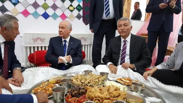Bahceli Yer Sofrasinda Yoresel Yemeklerin Tadina Bakti Haber