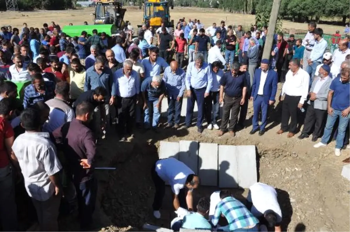 Kazada Ölen Anne, 2 Oğulu ve Kardeşi Toprağa Verildi
