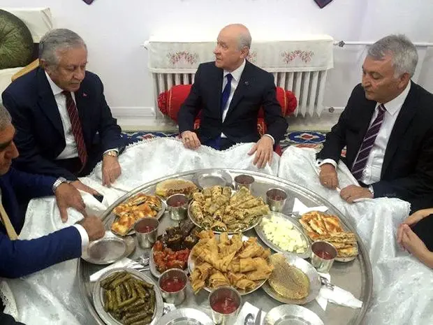 MHP Lideri Bahçeli Yer Sofrasına Oturdu