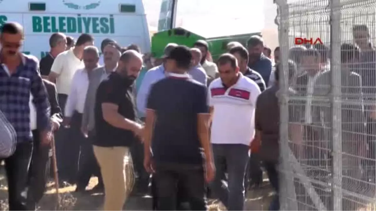Muş Kazada Ölen Anne, 2 Oğulu ve Kardeşi Toprağa Verildi