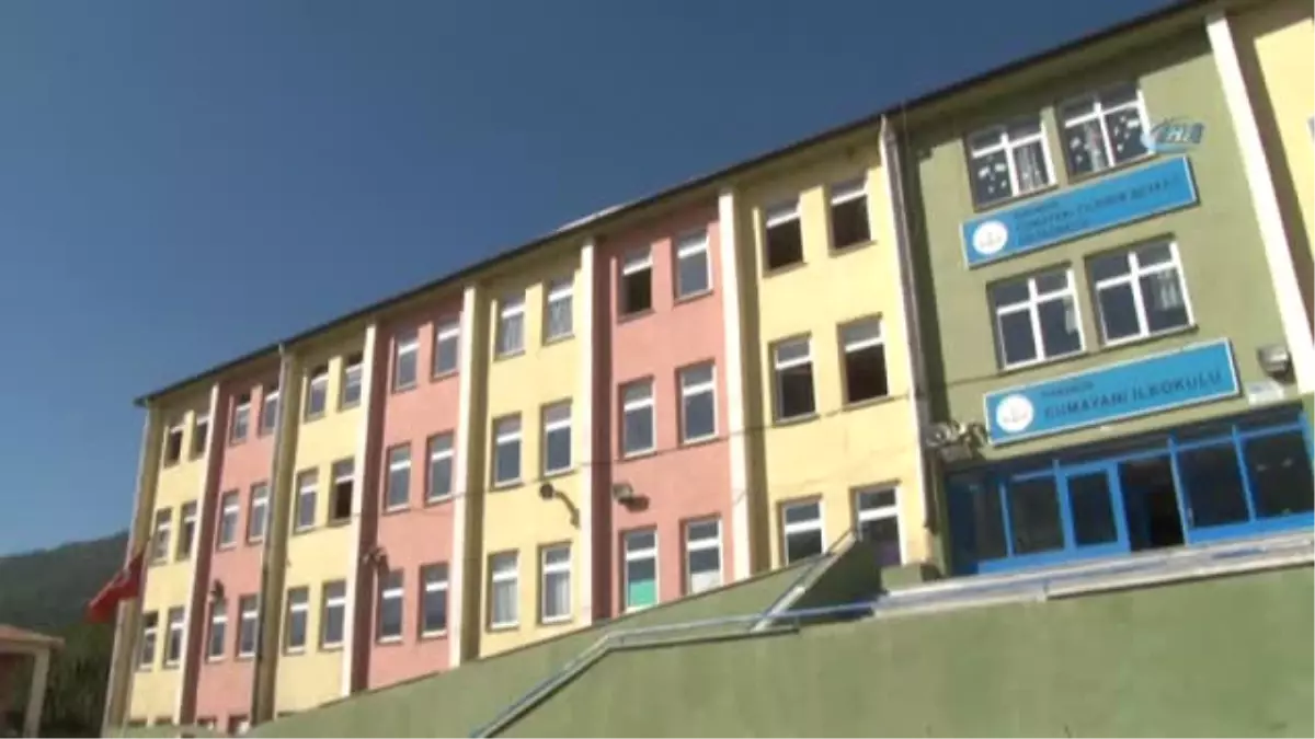 Öğretmeni Oldukları Okulu Kendileri Temizliyorlar