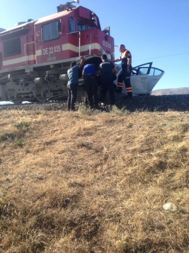 Otomobil Trenin Altında Kaldı: 1 Ölü 3 Yaralı