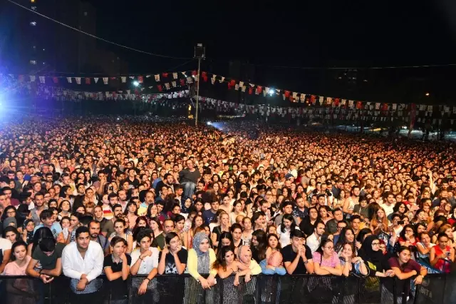 100 Bin Kişiye Konser Verdi 100 Bin Kişiye Konser Verdi