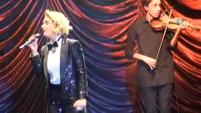 100 Bin Kişiye Konser Verdi 100 Bin Kişiye Konser Verdi